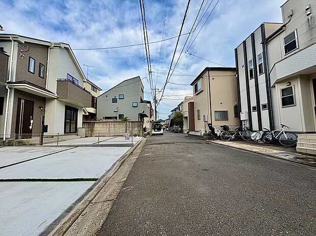 【【前面道路含む現地】】前面道路は南側幅員約5m公道。敷地との間に段差がほぼなく、お車や自転車、ベビーカーなどの出し入れもスムーズに行えます。