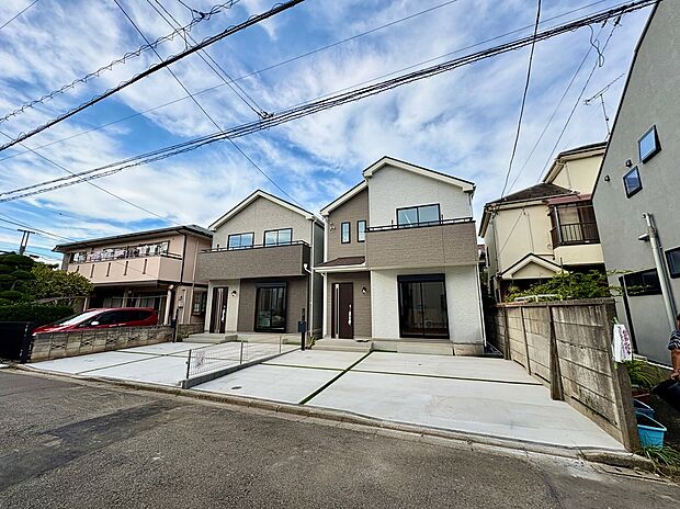 【【現地外観】】陽光降り注ぐ南側接道の立地！LDKやバルコニーが南側に設けられた明るい住まい。LDK掃き出し窓が駐車場側にあり、お庭スペースとしても楽しめそうです。※A号棟成約