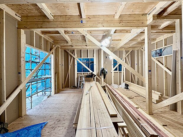 【【現地写真】】LDKは全棟15帖以上の広さが確保されています。2階に3つの洋室が配置されており、ライフスタイルに合わせてご使用いただけます。各洋室は振り分けタイプのため、ご家族のプライベート時間も大切にできます。