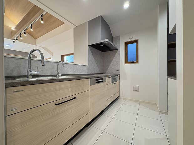 【【キッチン】】ご家族との会話が弾む対面式のシステムキッチン。作業をしながら、LD全体を見渡せます。西側に小窓が配されているので、調理中の換気もスムーズに行えます。