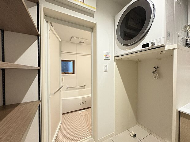 【【洗面室】】ガス衣類乾燥機が設置されており、天候や花粉、時間帯を気にせずに、洗濯物を気持ちよく乾かすことができます。また、洗面室内に可動棚が設置されているため、衛生用品やタオルなどもすっきりと収納できます。