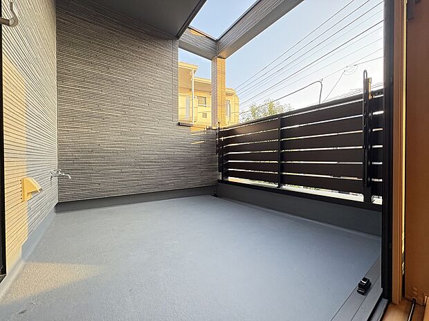 【【ルーフバルコニー】】LDKと2階ホール部分から出入りできるルーフバルコニーです。洗濯物を干すのはもちろん、椅子やテーブルを置いてティータイムを楽しむこともできそうです。