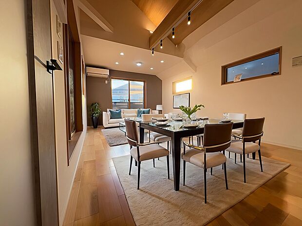 【【LDK/約20.0帖】】約20.0帖の広々としたLDKは、吹抜仕様で開放感溢れる空間です。3面採光が確保されており、心地よい光と風を取り込めます。