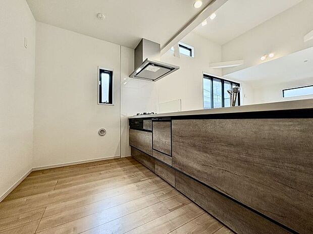 【【キッチン/1号棟】】リビングで過ごすお子様を見守りながら調理可能な対面式キッチンです。浄水器付きのため、手軽に美味しい水が飲めます。窓があり、自然換気が可能です。