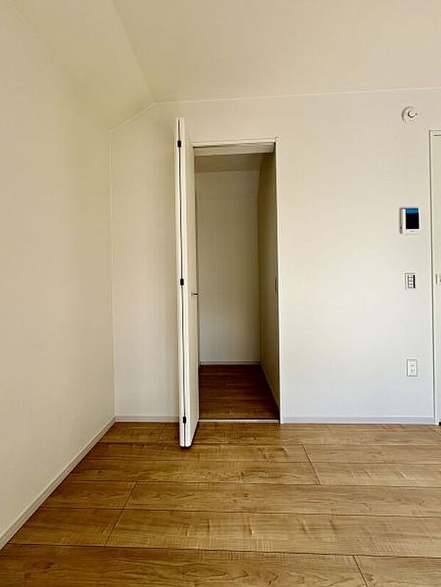 【【リビング収納/1号棟】】LDKの西側にあるリビング収納です。奥行きがあり、リビングで散らかりがちな書類や小物の整理、掃除機の収納、日用品のストックなどに利用できます。LDK中央にも収納が設けられています。