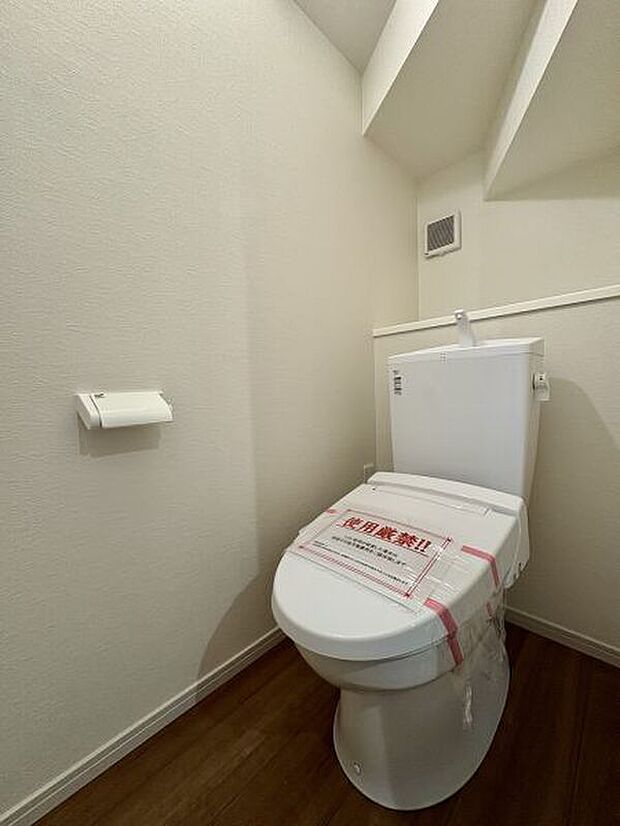 【【トイレ/2号棟】】温水洗浄便座が設置されていますので、快適にご使用いただけます。トイレは各階に備わっており、朝の忙しい時間帯に渋滞せずにすみそうです。