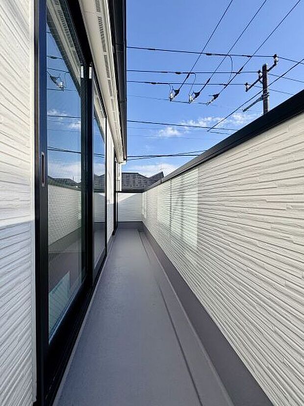 【【バルコニー/2号棟】】洋室2部屋(約8.0帖・約5.0帖)から出入りできます。南向きのため、暖かい陽射しを浴びることができます。家事やリモートワークの息抜きに、空を眺めてリフレッシュできそうです。