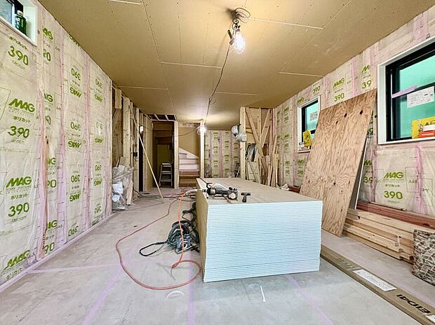 【【現地写真】】3面採光で明るい約15.84帖のLDK。リビング階段や対面式キッチンが採用された、ご家族が自然と顔を合わせられる間取りです。全居室に断熱性が高いペアガラスが使用されています。