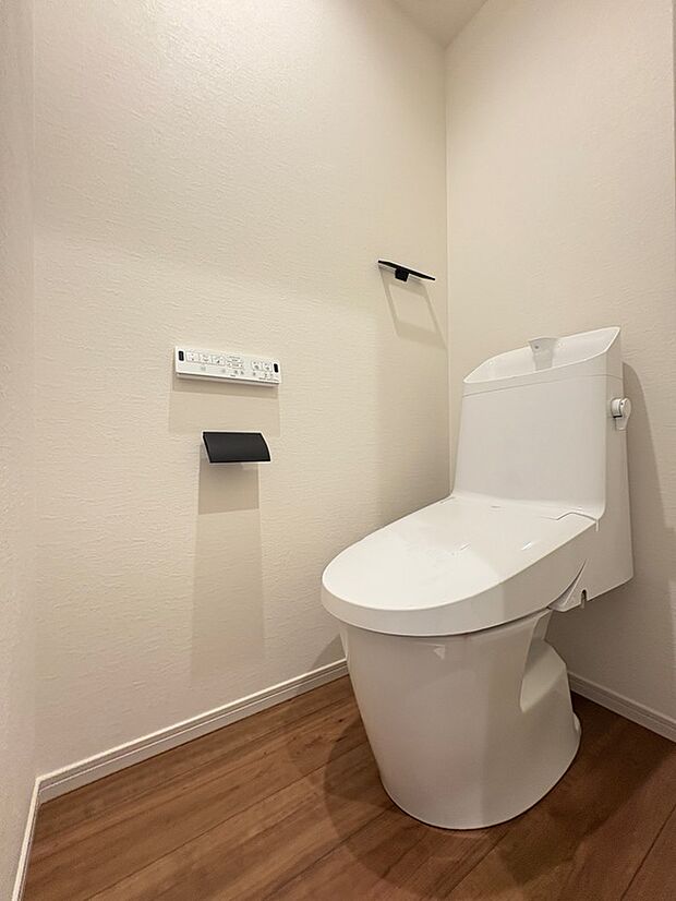 【【トイレ】】温水洗浄便座付きのトイレです。寒い時期でも暖かな便座で快適に使うことができます。リモコンが壁に設置され、操作しやすい仕様です。