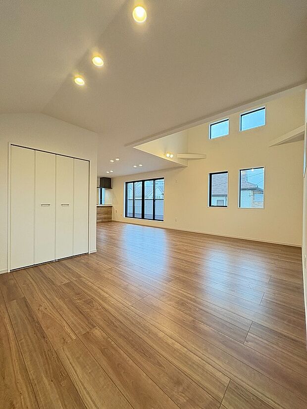 【【LDK】】上部は吹抜け仕様で、空間に奥行きが生まれ、開放感が溢れます。階段には手すりが設置されており、お子様にも安心です。