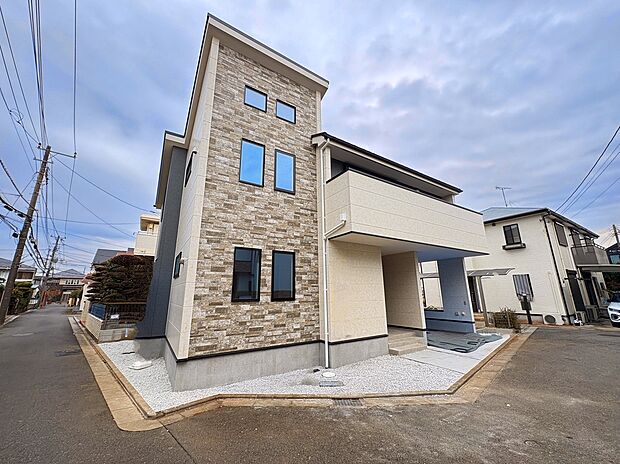 【【現地外観写真】】三浦屋東伏見店まで徒歩8分。スーパーやコンビニが徒歩圏内に複数揃っています。買い忘れた食品や生活用品を気軽に買いに行くことができます。