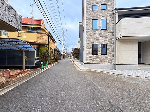 【【前面道路含む現地写真】】西武新宿線「東伏見」駅まで徒歩9分の立地。南西角地につき、陽当たり・通風良好です。
