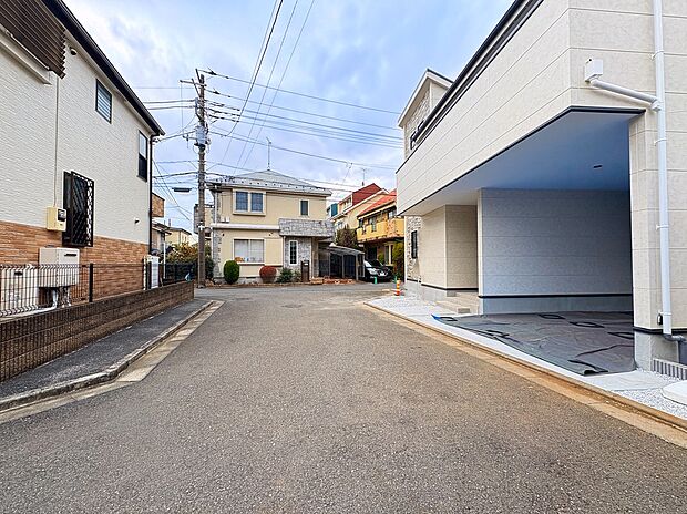 【【前面道路含む現地写真】】南側前面道路の幅員は約5.0m。敷地との高低差がほとんどなく、車や自転車の出入りがスムーズです。