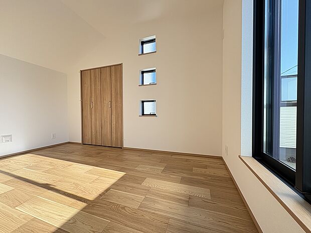 【【洋室/約5.0帖東側】】南向きの窓から、たっぷり陽光が差し込む明るい空間。子ども部屋やゲストルームとしても活用できます。