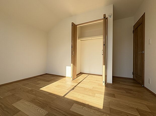 【【洋室/約6.5帖】】ハンガーパイプと枕棚付きの収納スペースが備えられています。衣類やシーズンオフの布団などを、すっきり収納できます。