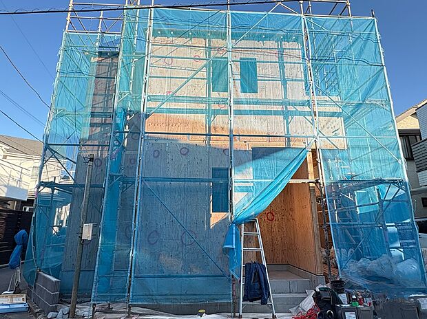 【【前面道路含む現地写真】】セブンイレブン杉並井草2丁目店まで徒歩3分(約200m)。スーパーやコンビニが徒歩6分圏内に複数揃った、幅広い世代に暮らしやすい住環境です。