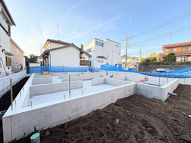 【【現地写真】】ウッドデッキとインナーバルコニーそれぞれに、ホスクリーンが設置されています。洗濯物の外干しに便利な仕様です。