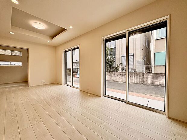 【【LDK】】約4.0帖の洋室が隣接しており、一体利用でさらにゆとりある空間に。南側はカースペースに面しているため、お出かけ時の荷物やまとめ買いしたストック品などの出し入れが可能です。