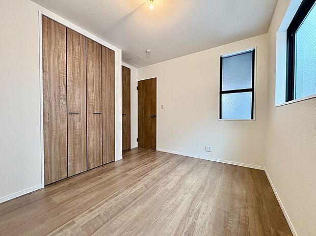 【【洋室/約5.93帖/1号棟】】様々なインテリアと相性の良い、シンプルな内装が採用されています。各洋室は振り分けタイプの配置ですので、プライベートの時間も落ち着いて過ごすことがでます。