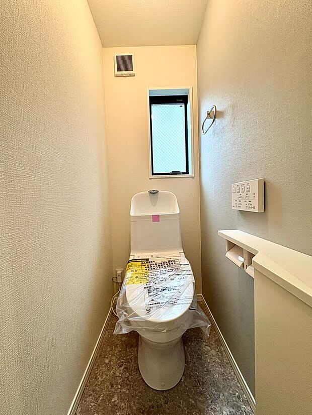 【【1階トイレ/2号棟】】トイレは各階に設置されており、来客時も気兼ねせず使用することができます。すっきりしたフォルムの一体型トイレが採用されています。