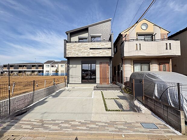 【【現地外観写真】】並列2台分のカースペースが設けられており、マイカーライフが叶います(車種による)。スーパー・コンビニが徒歩5分圏内にあり、暮らしやすい住環境です。