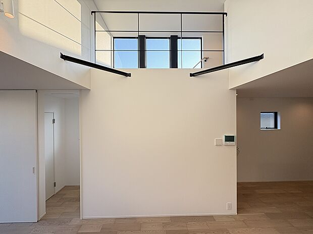 【【LDK/約23.6帖】】プライバシー性の高い2階LDK。外部からの視線が気になりづらい設計です。ご家族団らんの時間を、リラックスして過ごせます。