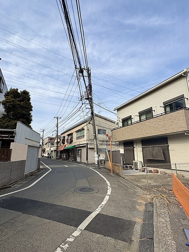 【【前面道路含む現地写真】】ゆとりある幅員で、小さなお子様との通行も安心して行えます。1種低層の穏やかな住環境と、駅徒歩3分の利便性を兼ね備えた立地です。