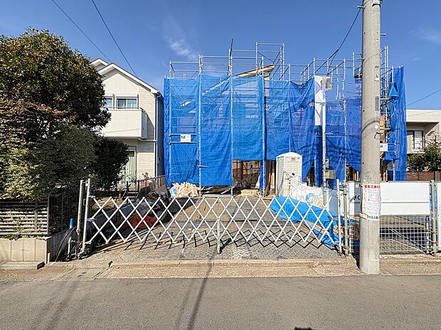 【【前面道路含む現地写真】】前面道路は南側幅員約4.0m。前面道路と敷地との高低差がなく、車や自転車などの出入りがスムーズです。/2026.3.15撮影