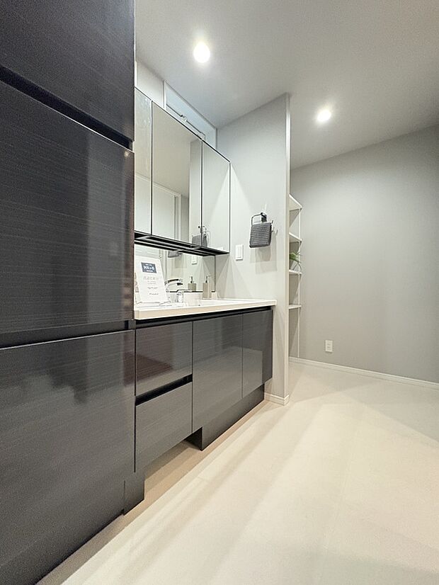 【【洗面所・洗面化粧台/施工例】】ゆとりある広さの洗面室です。お子さまと一緒の入浴時に、衣類の着脱をゆったりと行えます。朝の身支度時に、ご家族並んで洗面台に立つこともできます。