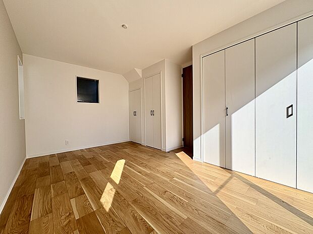 【【B号棟洋室】】各洋室に収納スペースが設けられていますので、荷物がスッキリと片付きます。余分な収納家具を増やすことなく、住空間を広々と使えます。