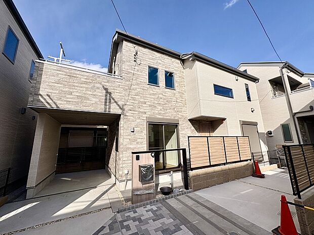 【【B号棟外観】】ビルトインタイプの駐車スペースです。屋根があるため、大切なお車を雨や直射日光から守ってくれます。雨の日の乗り降りもスムーズにできます。