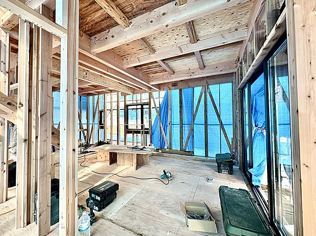 【【施工写真】】全窓に断熱性の高いペアガラスが使用されています。床暖房や浄水器・食器洗乾燥機、浴室暖房乾燥機など、随所に便利な設備が揃っているのも魅力です。