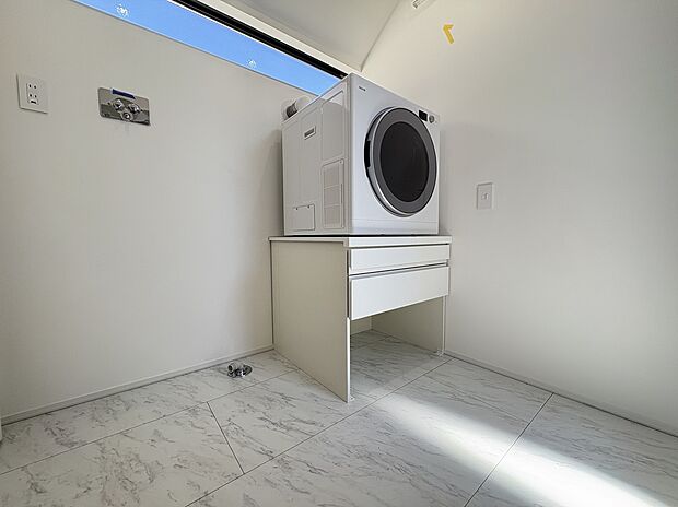 【【洗濯室】】独立した洗濯室が配置されています。約2.0帖のゆとりある広さで洗濯作業が捗ります。ベランダ・洗面所・浴室に出入りでき、家事・生活動線良好です。