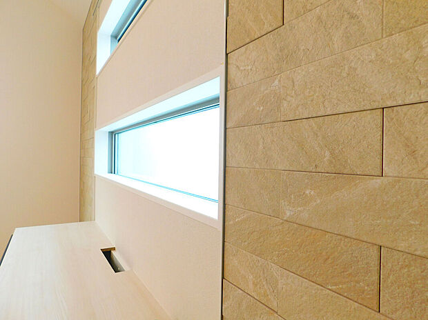 【【エコカラット(LDK)/施工例】】リビングの壁面には、調湿・消臭効果のあるエコカラットを採用しています。快適な湿度を保ち、気になるにおいや住まいの有害物質を軽減してくれます。