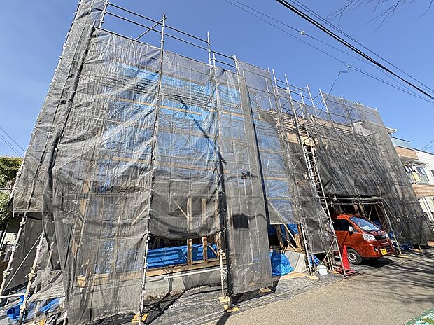 【【建築中写真】】1台分の車庫が備わっており、マイカーライフを送れます。自転車やお子さまの三輪車お置き場としても活用できます。