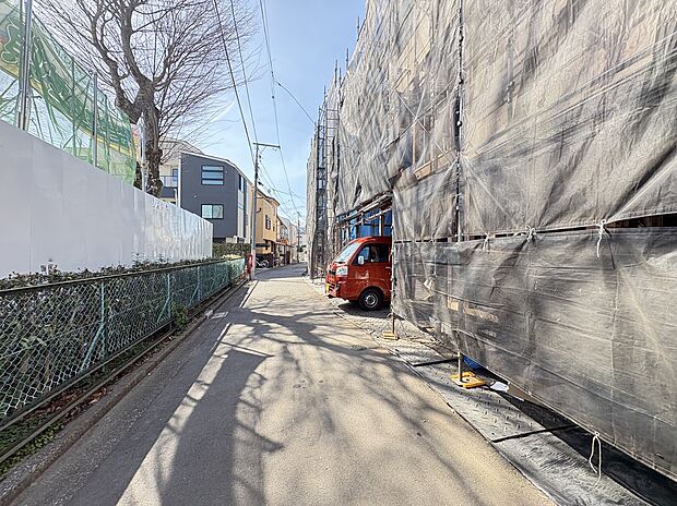 【【前面道路】】幅員約4.0mの南側区道の様子です。道路を挟んで公園があり、高い建物がなく日当りに恵まれた立地です。借景の緑も楽しむことができそうです。