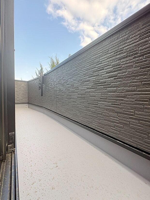 【【南面バルコニー】】物干し金具付きのバルコニー。洋室2室より出入り可能な2WAYタイプ。南向きのため、洗濯物も良く乾きそうです。