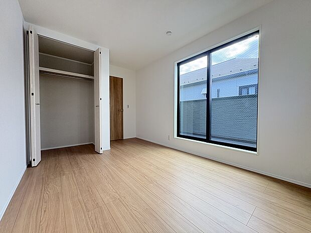 【【洋室/約6.90帖】】枕棚とハンガーパイプ付きのクローゼットが備わっています。バルコニーで取り込んだ洗濯物をそのまま収納可能です。