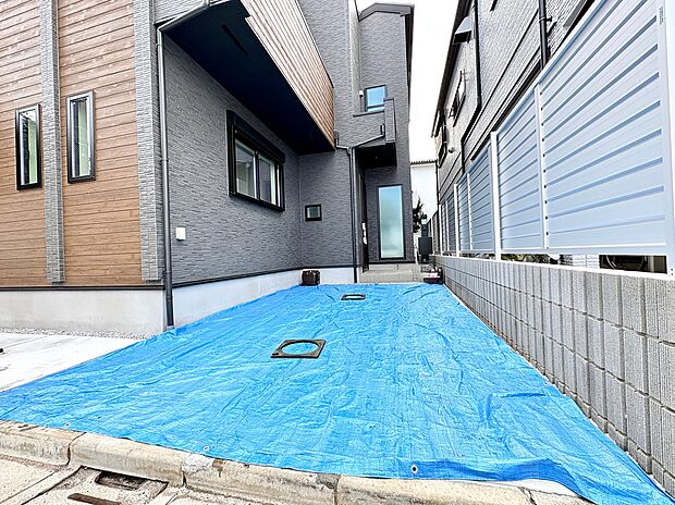 【【駐車場】】1台分の駐車スペースが確保されています(車種による)。自転車やバイク置場、お子様の外遊びスペースとしてもご活用いただけます。