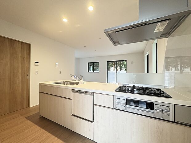 【【キッチン】】天板はホワイトカラーで清潔感のあるシステムキッチン。家事をしながらご家族とのコミュニケーションが取りやすい、対面式です。