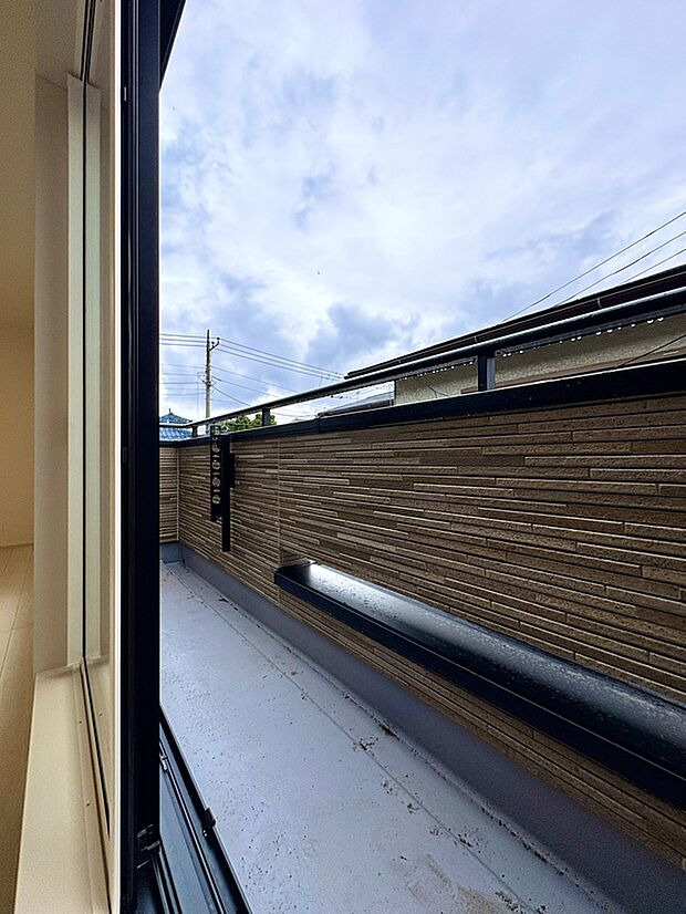 【【バルコニー】】2階のLDKより出入り可能な南向きのバルコニー。ご家族の衣類や寝具類を一度にまとめて干すことができそうです。