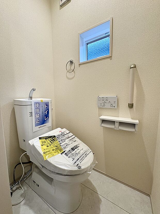 【【2階トイレ】】快適にご使用いただける、温水洗浄便座付きのトイレです。トイレは各フロアにありますので、来客の際も気兼ねなくご使用いただけます。