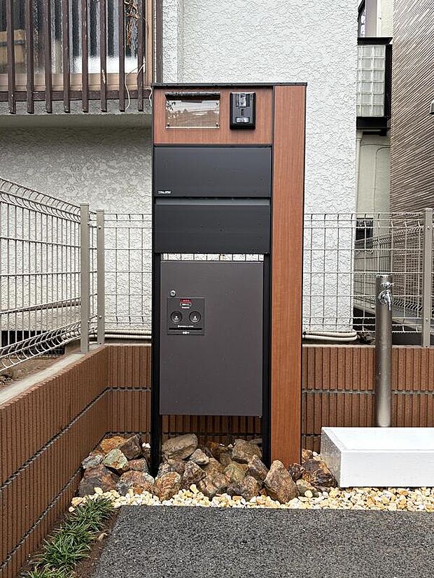 【【宅配ボックス】】非対面で荷物の受け取りができるので、在宅ワークや小さなお子様のお世話など、手が離せない時にも便利な設備です。