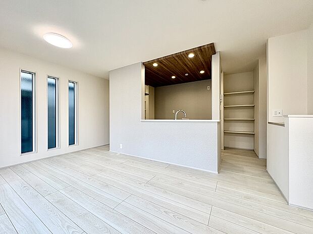 【【LDK/約19.0帖】】3箇所のFIX窓がお洒落な印象のLDK。キッチンには、ポップアップ天井とアクセントクロスが施されています。