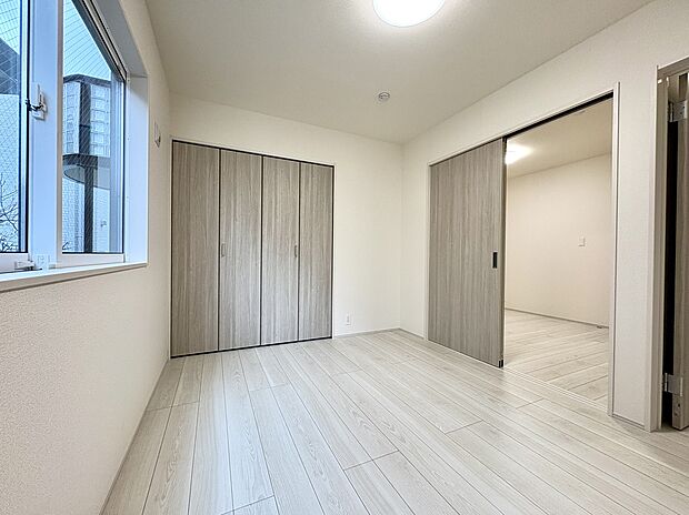 【【洋室/約6.0帖】】戸を開放すれば、隣接する約5.0帖の洋室と一体利用も可能。主寝室やお子様部屋など、フレキシブルにご活用いただけます。