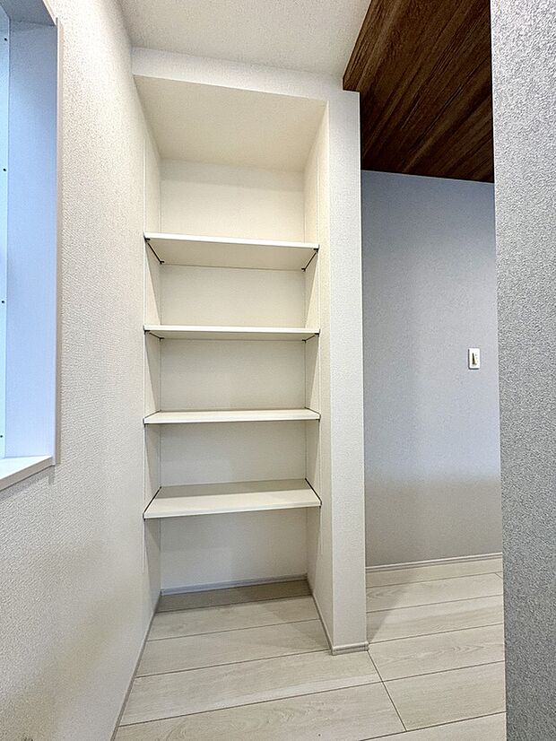 【【可動棚収納】】お好きな高さにカスタマイズ可能な可動棚収納。食器類や買い置きした食料品、飲料水の収納場所としてもご活用いただけます。