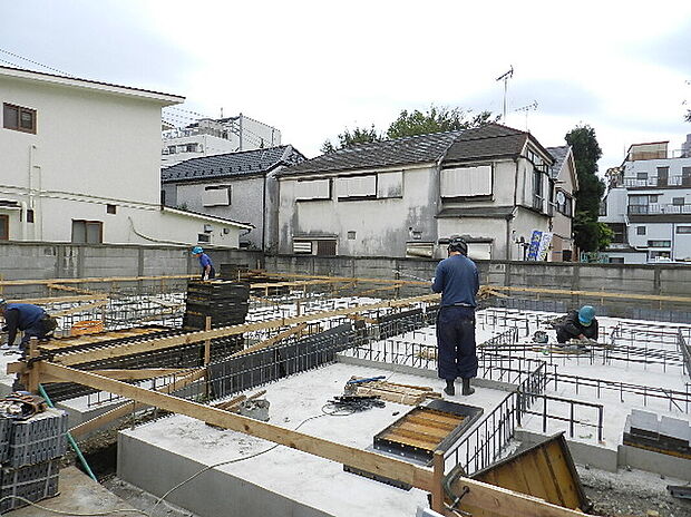 【【ベタ基礎】】地盤面からの湿気を防ぐため、防湿シートを全体に施し、捨てコンクリート作業を行ないます。建物を鉄筋コンクリートで一体的に支えることで地震に強い基礎となり地盤面からの湿気防止や害虫防止も兼ね備えます。