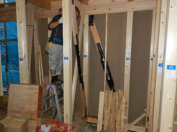 【【制震ダンパー】】弊社の建物は地震の揺れも抑える「制震」を採用しています。家具の転倒なども防ぐことができるため、ただ家が倒れないだけではなく、家族の「安心・安全」をより高めます。