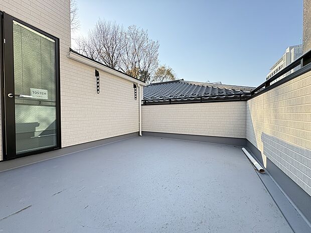 【【屋上】】プライベート性が保たれた屋上付きの住まい。洗濯物を干すのはもちろん、ガーデニングやお子様の遊び場、BBQなど用途は多彩。ご家族の充実したおうち時間を過ごせます。