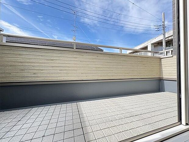 【【バルコニー】】洗濯物が乾きやすい南西向きのバルコニー。プライバシーを確保しやすい手すり壁が採用されています。LDKから出入りが可能です。